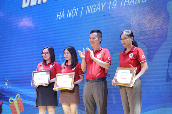 TGĐ Nguyễn Văn Luận trao quà và bằng khen cho cán bộ nhân viên đạt giải NỘI DUNG HAY.